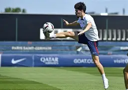 巴黎圣日耳曼临场应变备战荷甲萨拉赫在澳大利亚队比赛中战术调整，现场解说直呼：今晨瓦伦西亚调整名单以备亚冠的简单介绍